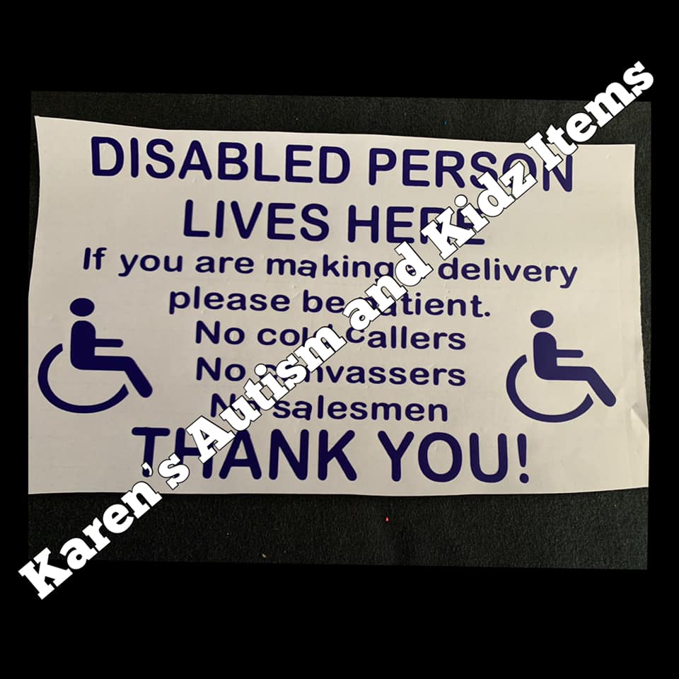 Adesivo 'Disabled Person Lives Here' In Inglese - 220x125mm - Vinile Impermeabile Per Esterni